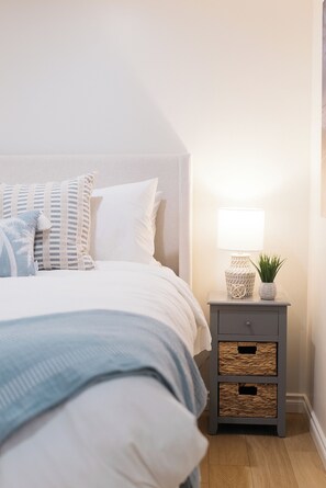 1 dormitorio, tabla de planchar con plancha, wifi y ropa de cama