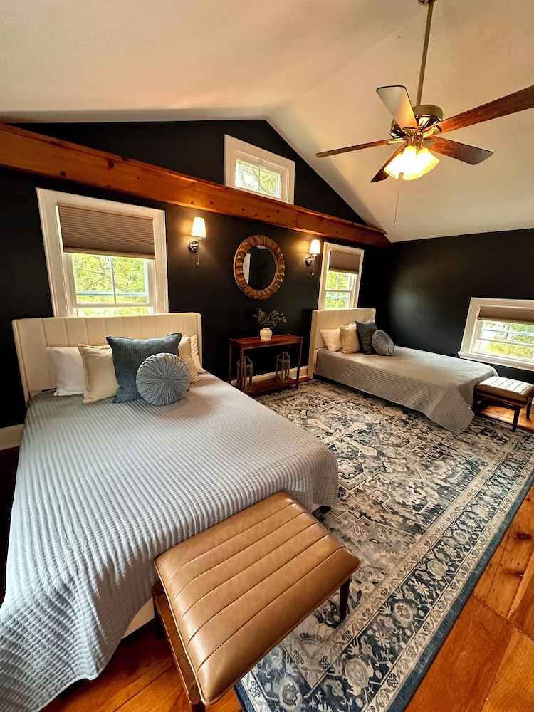 Spacious 7bedroom house, Near jiminy Peak in Hancock ma , In the