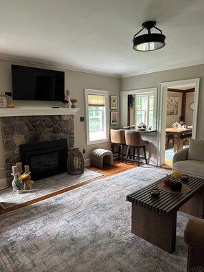 Smart TV, fireplace - Spacious 7 bedroom house, Near jiminy Peak  in Hancock ma , In the Berkshires (New Lebanon)