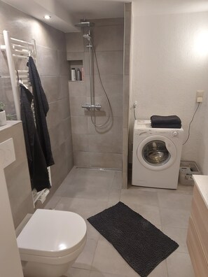 Shower, hair dryer, towels, soap - Quiet central granny apartment (Bad Hersfeld)