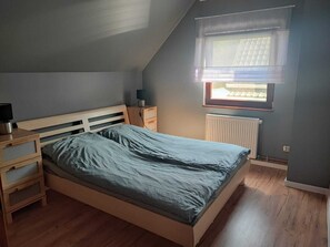 House | 3 bedrooms, individually furnished, bed sheets - Holiday Home in Lukecin Near Baltic Sea (Dziwnów)