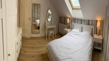 House | 2 bedrooms, individually furnished, iron/ironing board, bed sheets