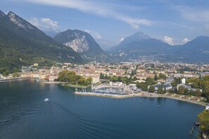 A lakeside town with a marina, surrounded by mountains. - Balcone Sui Tigli Few Min From The Lake (Riva del Garda)