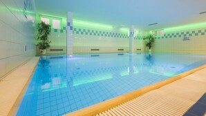 An indoor swimming pool with tiled walls and a checkered pattern. - Residenz Seestern, Boltenhagen (Boltenhagen)