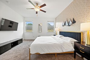 3 soverom, skrivebord, strykejern/-brett og reiseseng for barn