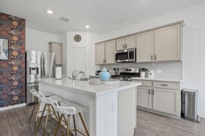 冷蔵庫、電子レンジ、オーブン、コンロ