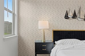 3 室のベッドルーム、デスク、アイロン / アイロン台、旅行用ベビーベッド