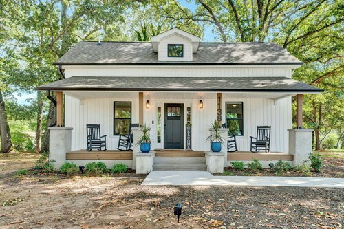 Modern Remodeled Farmhouse - Great Location