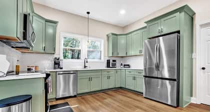 Modern Remodeled Farmhouse - Great Location