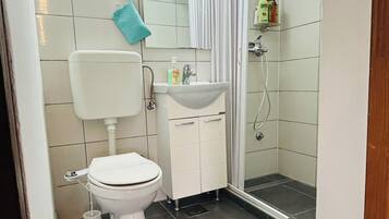 Dusche, Haartrockner, Bidet, HandtĂŒcher