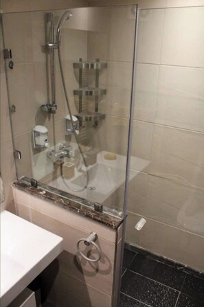 Douche, sèche-cheveux