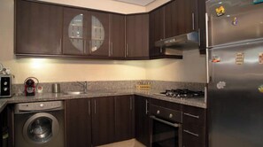 Refrigerador, microondas, horno y utensilios de cocina 