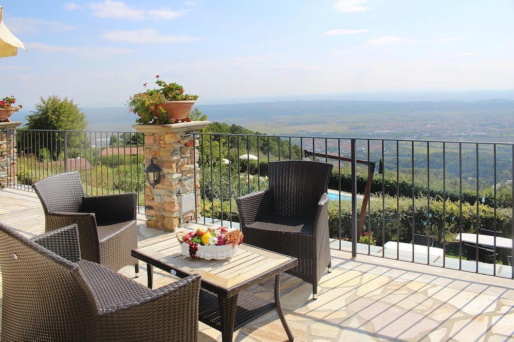 Estate in Monte Serra With Pool & Olive Views - Castel di Nocco