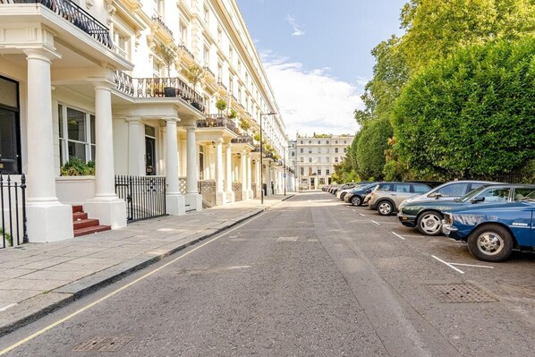 Parking - London Oasis Retreat - 2 Bedroom Apartment (London)