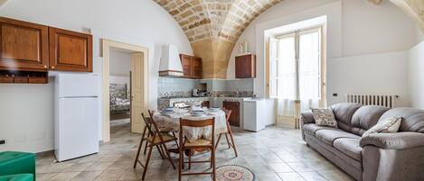 2 عدّة غرف نوم وخدمة الإنترنت