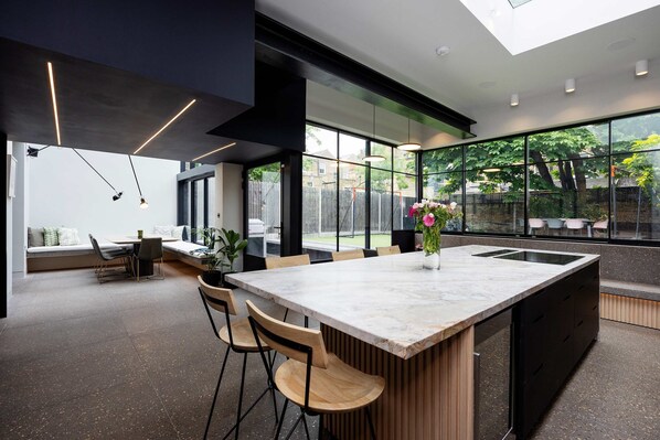 House - First-class Contemporary (London)