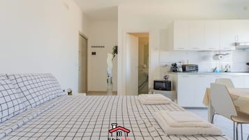 1 bedroom, travel cot, WiFi, bed sheets