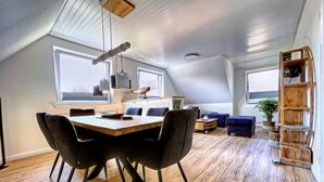 Un ampio loft con zona pranzo, soggiorno e cucina.