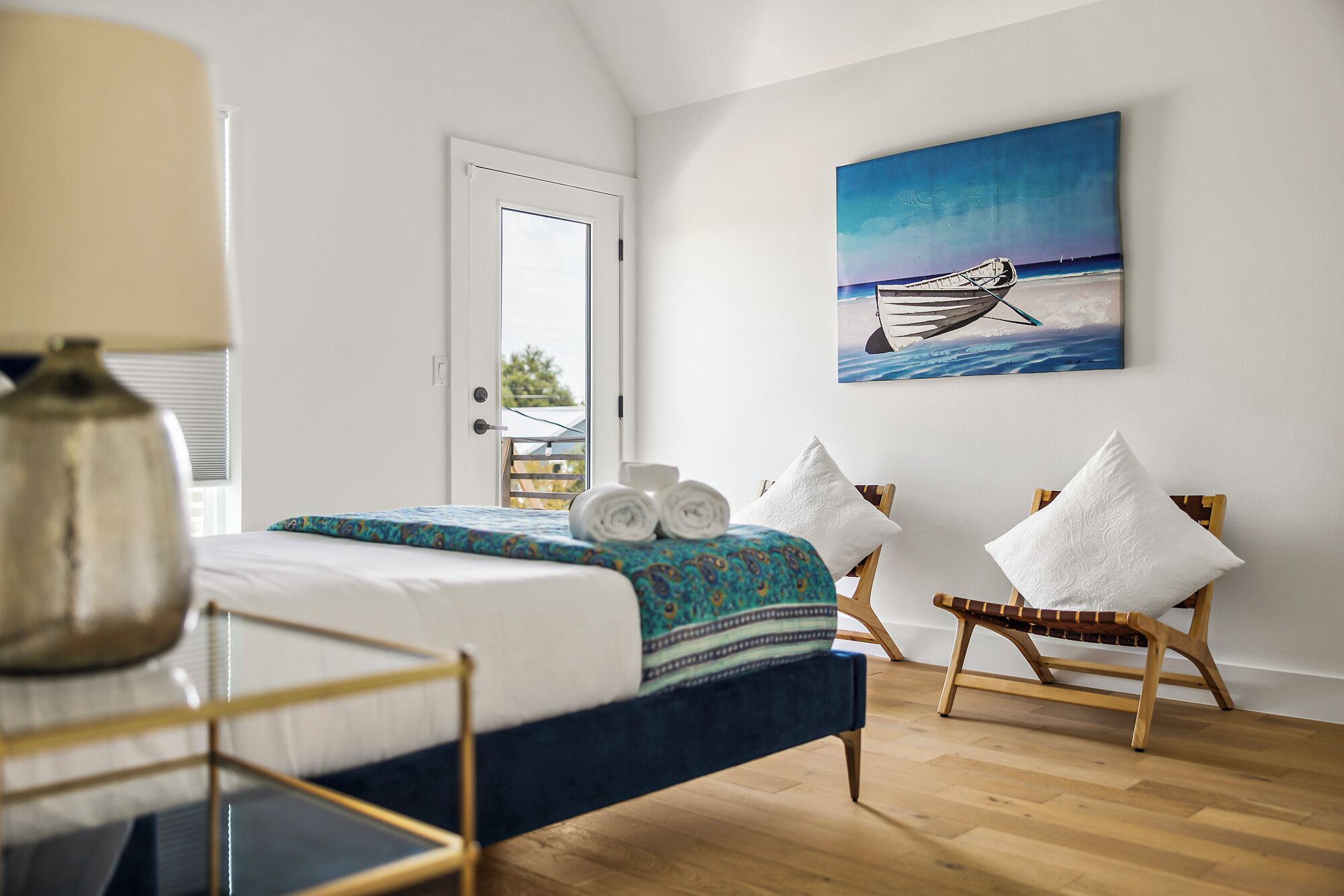 3 soverom, skrivebord, strykejern/-brett og reiseseng for barn