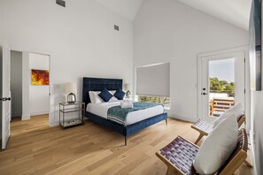 3 soverom, skrivebord, strykejern/-brett og reiseseng for barn