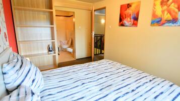 House | 2 bedrooms, individually furnished, iron/ironing board, bed sheets