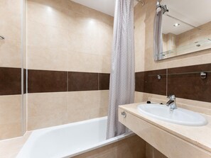 Apartment | Bathroom | Towels - Modernly Designed Holiday Flat in Mijas Costa (Mijas)