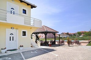 Apartment | Exterior - Apartment in Privlaka Near Sandy Beach (Privlaka)