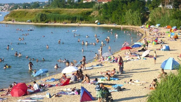 A crowded beach with people swimming and sunbathing. - Apartment in Privlaka Near Sandy Beach (Privlaka)