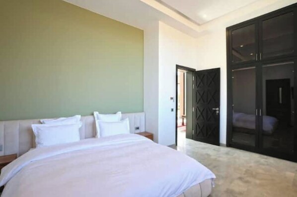 6 bedrooms, iron/ironing board, WiFi, bed sheets