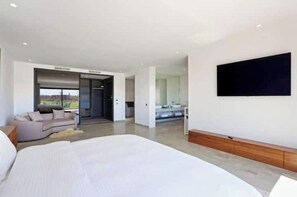 6 bedrooms, iron/ironing board, WiFi, bed sheets