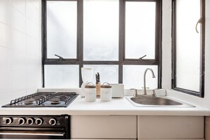 Appartamento | Cucina privata | Frigorifero, microonde, forno, piano cottura