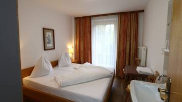 House | 12 bedrooms, individually furnished, bed sheets