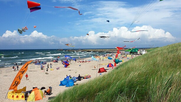 A beach with tents and people. - Comfortable Holiday Apartment Close to the sea (Mielno)