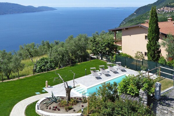 Apartment | Pool | Outdoor pool - Apartment in Tignale With Lake Garda Views (Tignale)
