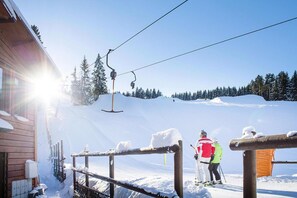 A wooden building with a ski lift in the background. - Appartements mit Aussenpool und Sauna, Breitenbrunn (Breitenbrunn/Erzgeb.)