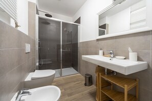 Een douche, een haardroger, een bidet