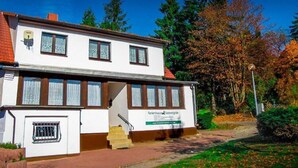 En tvåvåningsbyggnad med en skylt som visar texten "Ferihaus Tannenhof".