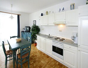 Appartement | Cuisine privée | Bouilloire électrique, grille-pain, chaise haute