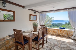 Villa | Dining - Villa in Makarska With Infinity Pool & Views (Makarska)