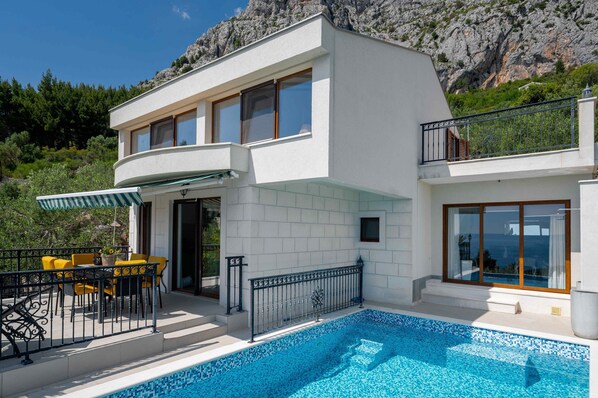 Villa | Pool | Indoor pool, outdoor pool - Villa in Makarska With Infinity Pool & Views (Makarska)