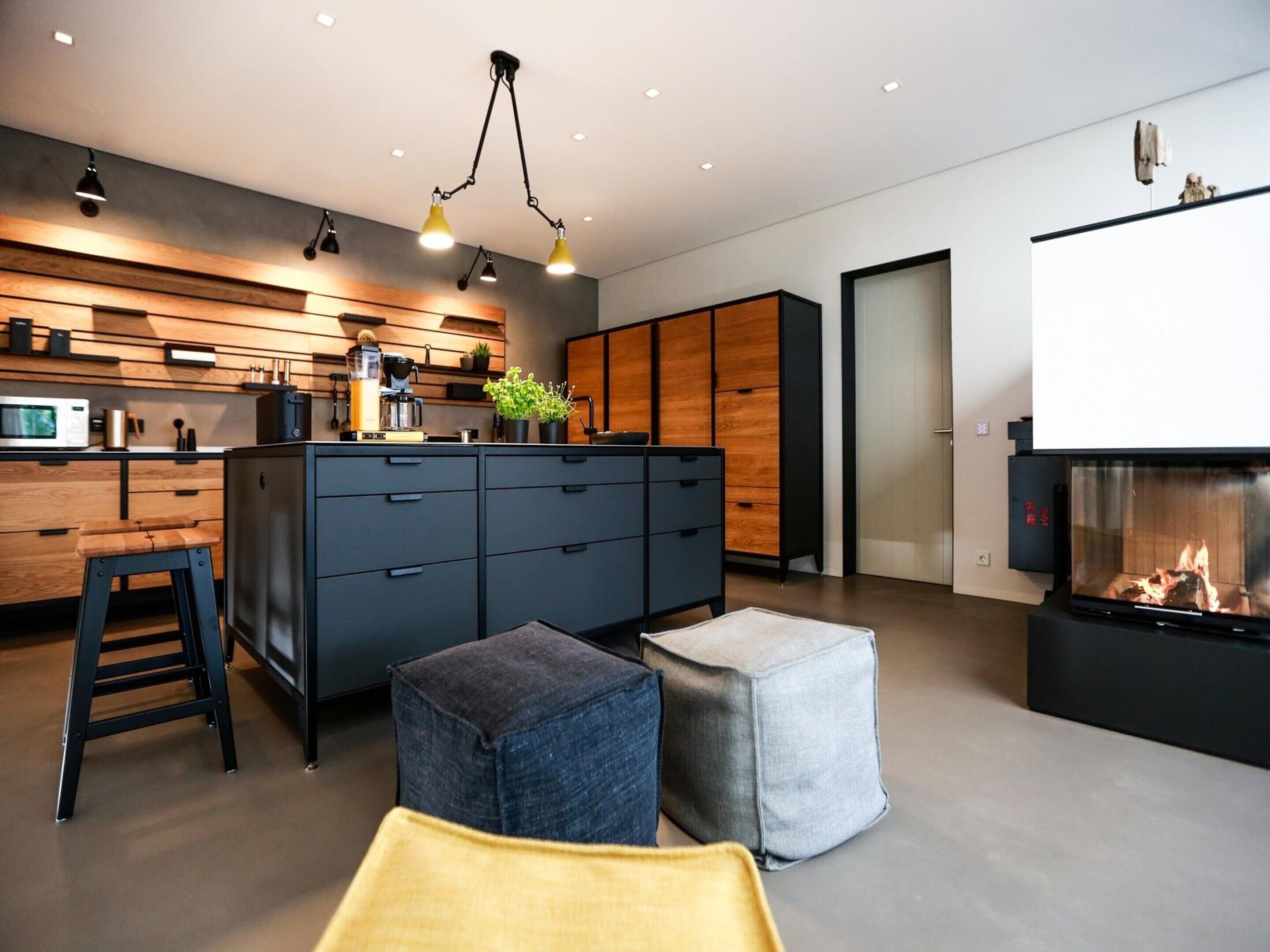Een moderne keuken met houten kastjes, een centraal eiland en een ingebouwde kookplaat.