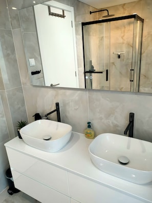 Hair dryer, bidet, towels, soap - Luxuosa Casa de Praia a 40 Minutos de Lisboa (Setúbal)