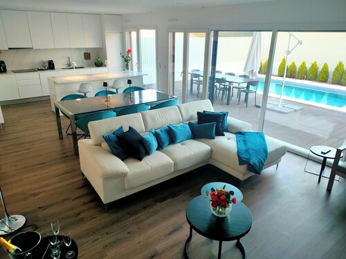 Luxuosa Casa de Praia a 40 Minutos de Lisboa