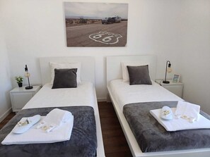 3 عدّة غرف نوم ومكتب ومكواة/لوح كي وسرير سفر