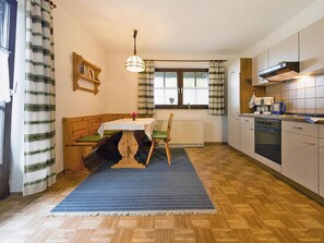Apartamento | Cocina privada | Tostadora y trona infantil