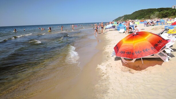 A beach with umbrellas and people. - Holiday Home Kolczewo Near Baltic Sea Beach (gmina Wolin)