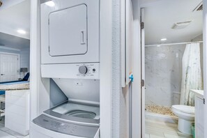 Douche, sèche-cheveux, serviettes fournies