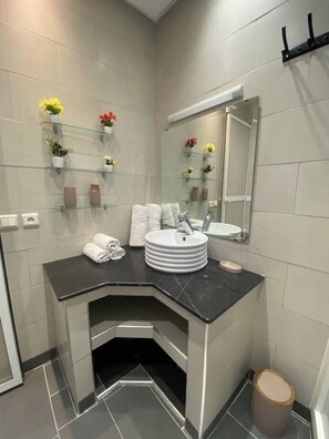 Chuveiro, secador de cabelo, toalhas de banho, sabonete