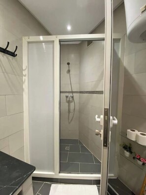 Suihku, hiustenkuivaaja, pyyhkeet, saippua