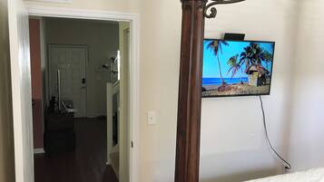 4 bedrooms, desk, iron/ironing board, free WiFi